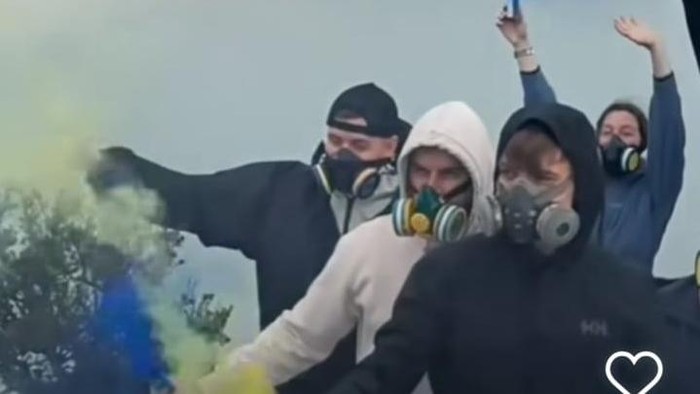 Bule ngawur nyalakan bom asap di Kawah Ijen.
