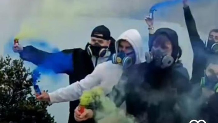 Bule ngawur nyalakan bom asap di Kawah Ijen.