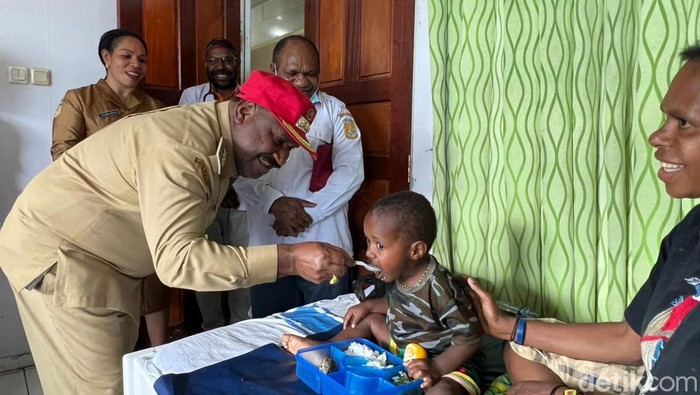Bupati Puncak, Willem Wandik saat mengunjungi pasien campak yang dirawat di RSUD Ilaga