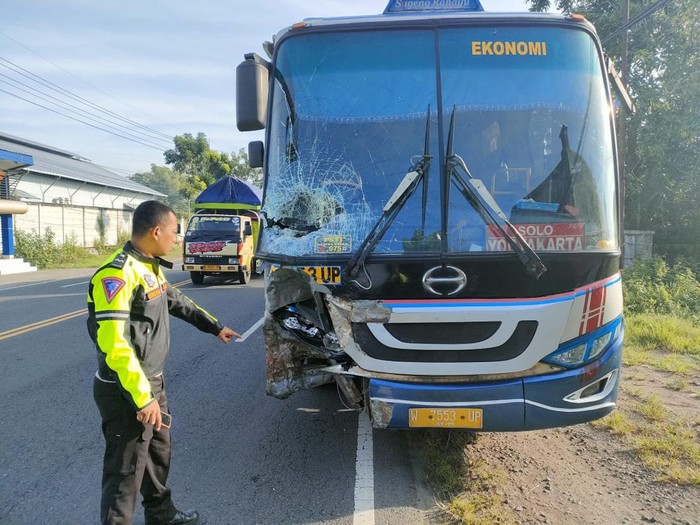 bus sugeng rahayu tabrak mobil