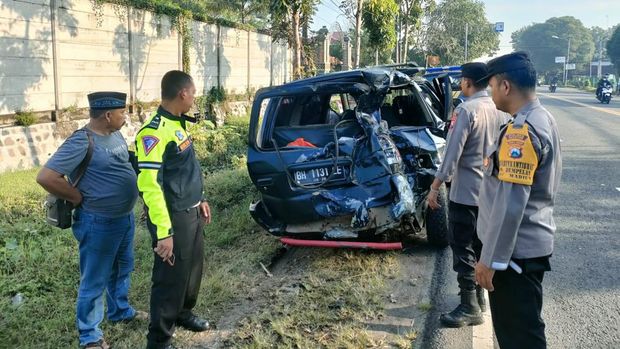 bus sugeng rahayu tabrak mobil