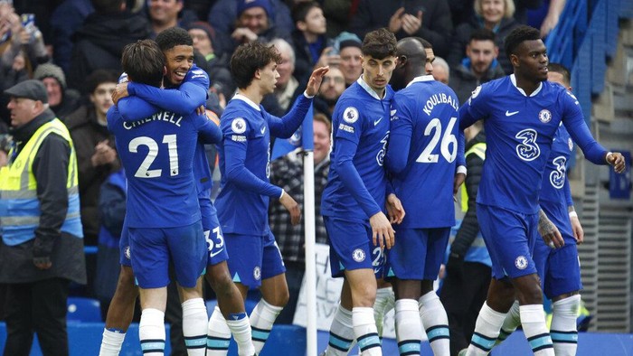 Chelseas Wesley Fofana, second from left, celebrates with teammates after scoring the opening goal during the English Premier League soccer match between Chelsea and Leeds United at at the Stamford Bridge stadium in London, Saturday, March 4, 2023. (AP Photo/David Cliff)