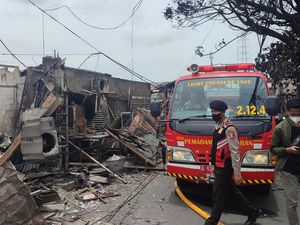 Damkar Padamkan Titik Api yang Muncul di Lokasi Kebakaran Depo BBM Plumpang