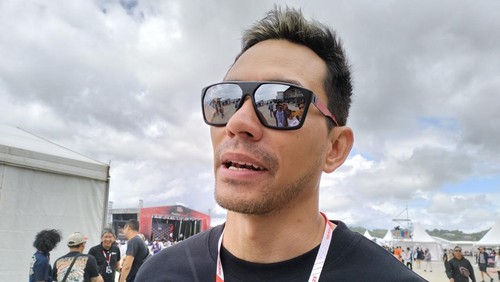 Darius Sinathrya saat nonton race pertama WSBK di Sirkuit Mandalika, Lombok Tengah, NTB, Sabtu (4/3/2023).