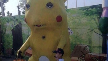 Wajah Pikachu KW ini seperti sedang menahan bersin. Foto: Reddit via Bored Panda