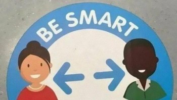 Lagi-lagi ide yang bagus dan inklusif untuk menyarankan social distancing, tapi malah seperti menyuruh menjauhi orang kulit hitam. Foto: Reddit via Bored Panda