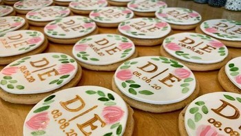 Dekorasi kuenya sudah cantik, tapi tulisannya malah bikin salah paham. Foto: Reddit via Bored Panda