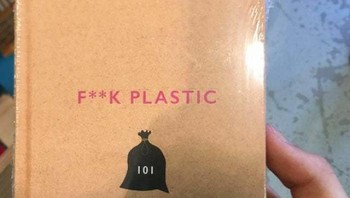Buku yang mengajarkan untuk mengurangi penggunaan plastik malah dilapisi plastik. Foto: Reddit via Bored Panda