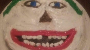 Hiasan cake ini harusnya mirip Joker, tapi lebih ke versi film horor ya. Foto: Reddit via Bored Panda