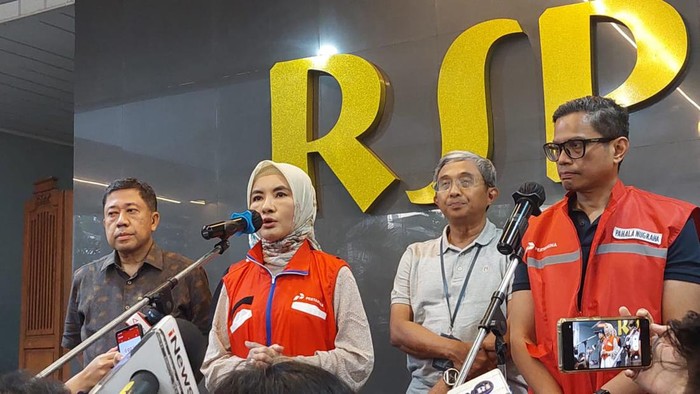 Dirut Pertamina Nicke Widyawati usai cek korban kebakaran Depo BBM Plumpang