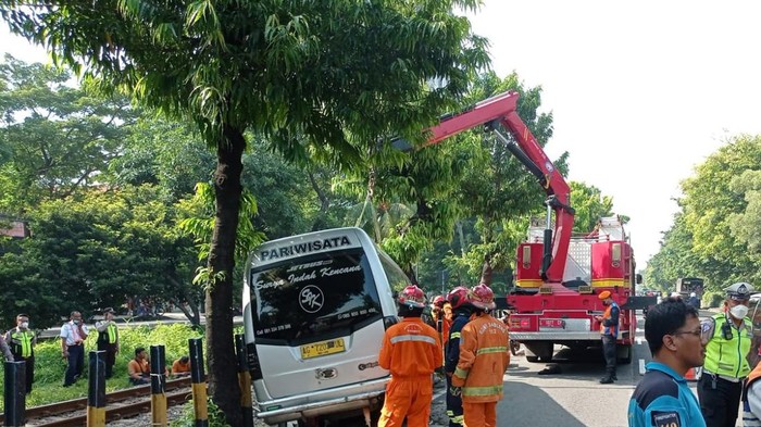 Elf tabrak pembatas rel di Surabaya