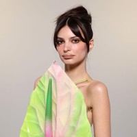 Wajahnya dipulas makeup bernuansa nude dan gaya riasan mata smokey eyes. Foto: Getty Images/Jacopo Raule