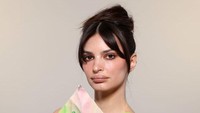 Ciuman Membara Emily Ratajkowski dan Harry Styles di Tokyo