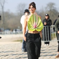 Model 31 tahun ini memakai atasan bentuk daun anthurium warna hijau muda dengan semburat pink. Foto: Getty Images/Jacopo Raule