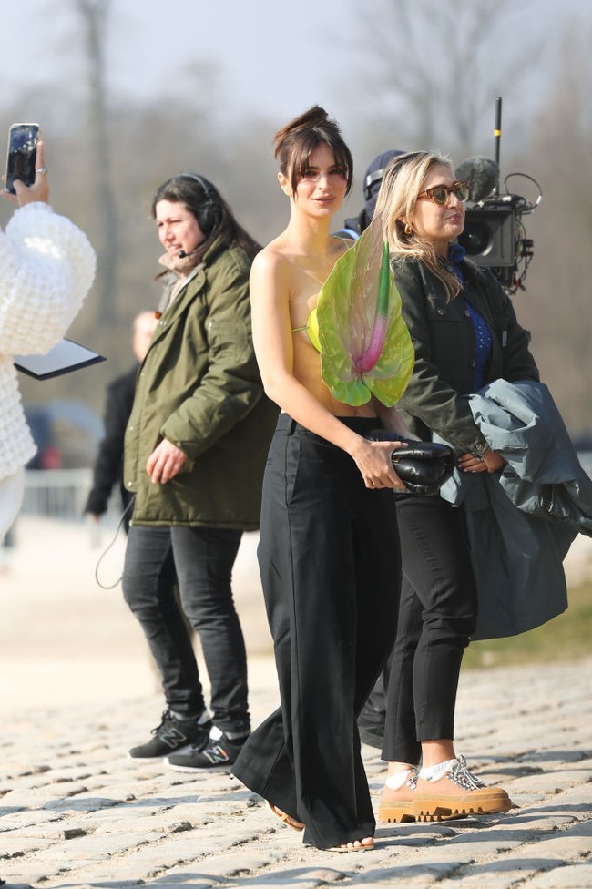 Daun yang dipakai Emily Ratajkowski tentu saja imitasi. Busana tersebut merupakan salah satu koleksi terbaru dari Loewe yang memang terinspirasi dari tanaman. Foto: Getty Images/Jacopo Raule