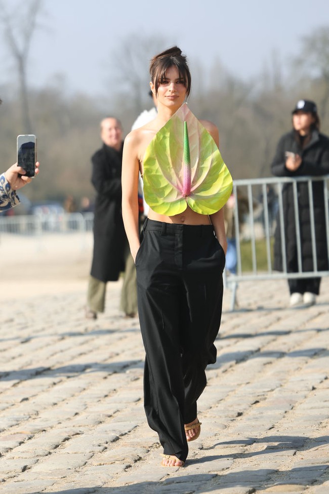 Emily Ratajkowski membuat banyak mata terpana padanya di Paris Fashion Week saat menghadiri fashion show Loewe, Jumat (3/3/2023).  Foto: Getty Images/Jacopo Raule
