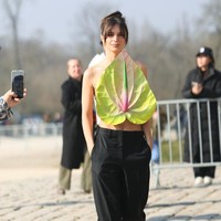 Emily Ratajkowski membuat banyak mata terpana padanya di Paris Fashion Week saat menghadiri fashion show Loewe, Jumat (3/3/2023).  Foto: Getty Images/Jacopo Raule