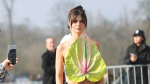 7 Gaya Emily Ratajkowski Pakai Baju Daun Anthurium di Paris Fashion Week