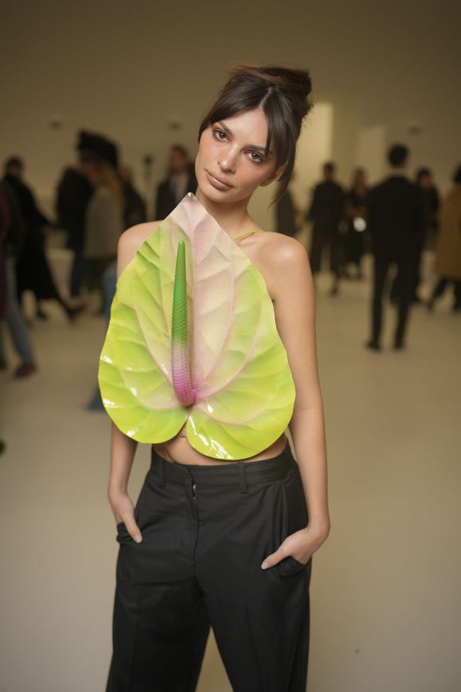 Penampilannya yang unik ini membuat dia seolah tak mengenakan atasan, tapi hanya daun. Sementara bagian samping dan belakang tubuhnya terekspos. Foto: Getty Images/Jacopo Raule