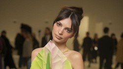 Emily Ratajkowski akan Jomblo Hingga Akhir 30-an, Sebut Banyak Pria Tak Guna