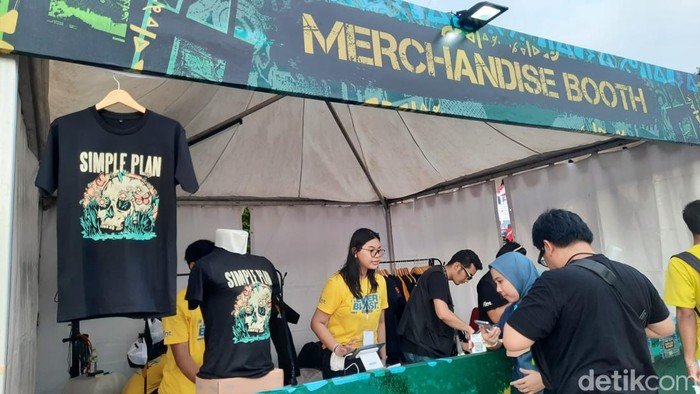Booth mechandise di festival musik Everblast 2023.