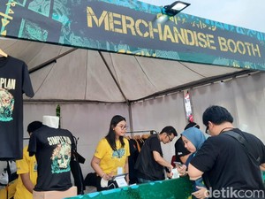 Penonton Serbu Merchandise Simple Plan di Everblast Festival 2023