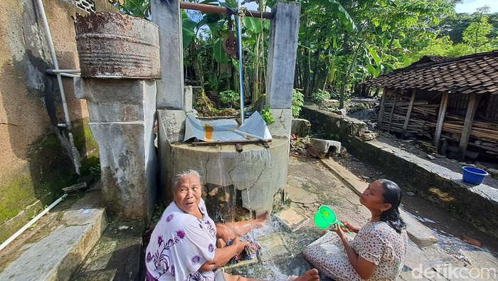 Fenomena air sumur meluap hingga tumpah-tumpah di Wonogiri. Foto diunggah Sabtu (4/3/2023)