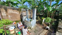 Sumur yang airnya meluap hingga tumpah-tumpah itu berada di Dusun Eromoko Wetan, Desa/Kecamatan Eromoko, Wonogiri. Sumur itu berada di permukiman warga. Foto: Muhammad Aris Munandar/detikJateng