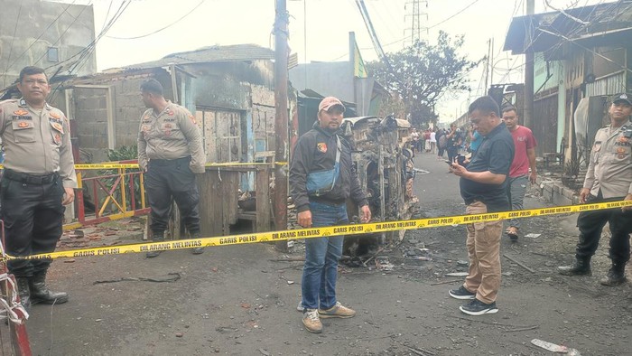 Kondisi perkampungan Tanah Merah Bawah, Rawa Badak Selatan, Jakarta Utara, hangus imbas kebakaran Depo Pertamina Plumpang. Garis polisi dipasang di salah satu jalan menuju permukiman tersebut pascakebakaran.