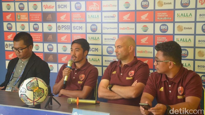 Gelandang PSM M Arfan bersama Bernardo Tavares saat konferensi pers jelang lawan Persis Solo.