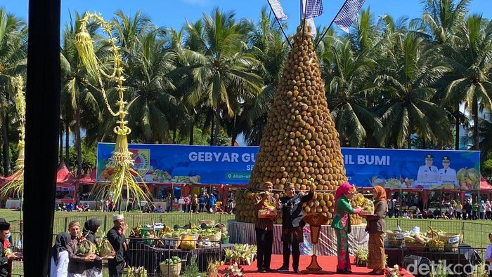 Gunungan durian setinggi 5 meter