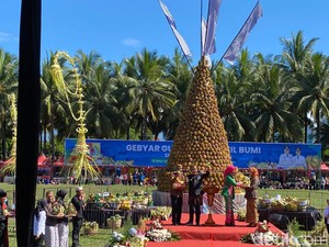 Durian Setinggi 5 Meter Semarakkan Gebyar Gunungan Hasil Bumi Jember