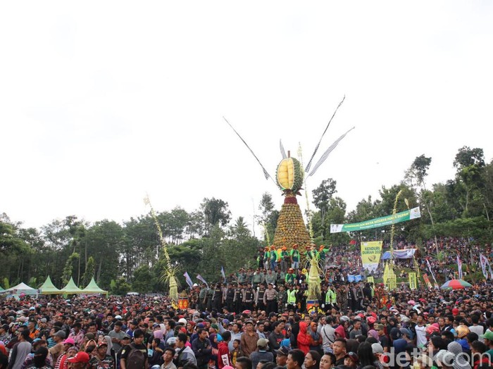 Gunungan durian Wonosalam yang dibagi-bagikan gratis di acara KenDuren Wonosalam.