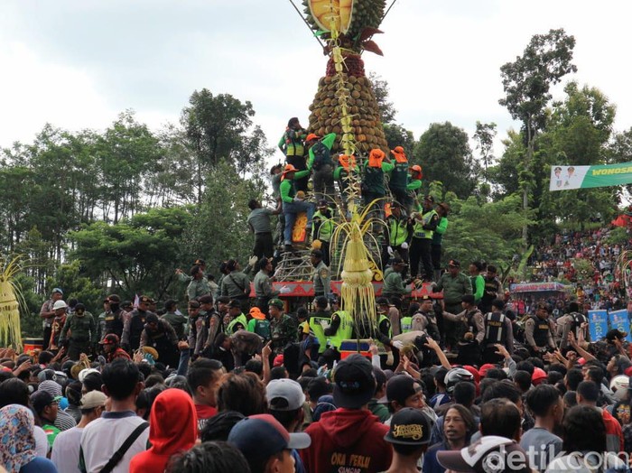 Gunungan durian Wonosalam yang dibagi-bagikan gratis di acara KenDuren Wonosalam.