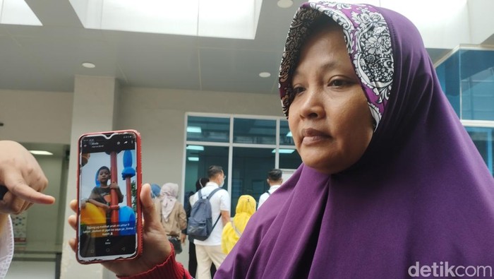 Guru SDN Rawabadak Selatan 11 mencari muridnya yang hilang ke RSUD Koja