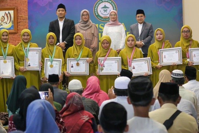 Gus Muhaimin Wisuda 9 Santrinya yang Sukses Jadi Penghafal Al-Quran