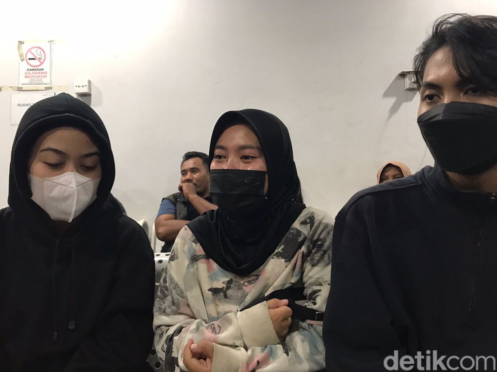 Iiis (tengah) warga Koja korban selamat dari kebakaran Depo Pertamina Plumpang, Jakarta Utara. (Firda CA/detikcom)