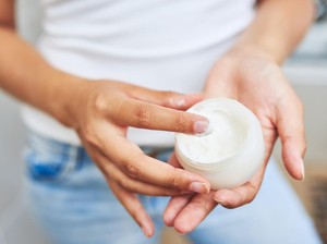 Gaduh Mafia Skincare, Sefatal Ini Efeknya Pakai Skincare Etiket Biru Abal-abal