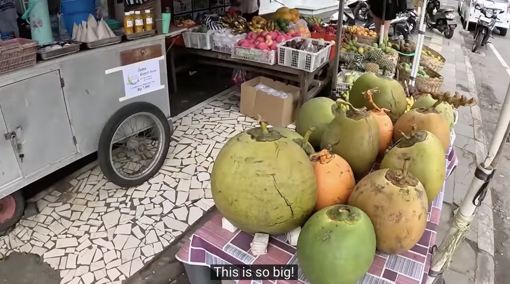Jajan Kelapa di Bali, Bule Ini Kaget Ukurannya Sebesar Kepala