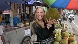 Jajan Kelapa di Bali, Bule Ini Kaget Ukurannya Sebesar Kepala