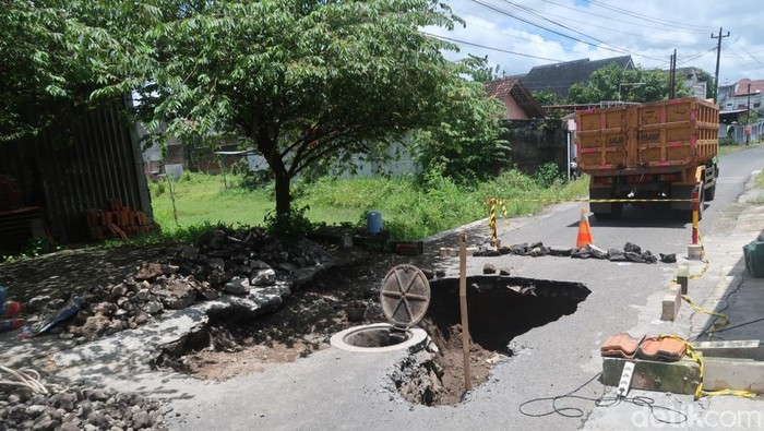 Amblasnya Jalan Ateka Timur Pedukuhan Tanjung, Kalurahan Bangunharjo, Kabupaten Bantul. Sabtu (4/3/2023).