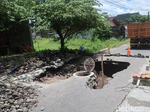 Dugaan Penyebab Jalan di Bantul Amblas Gede Banget Bikin Pemotor Terperosok