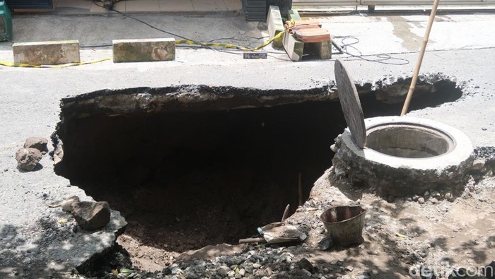 Amblasnya Jalan Ateka Timur Pedukuhan Tanjung, Kalurahan Bangunharjo, Kabupaten Bantul. Sabtu (4/3/2023).