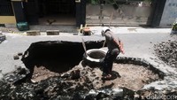 Kapolsek Sewon AKP Hanung Tri Widayanto mengatakan pihaknya sudah mengecek lokasi kejadian. Pihaknya juga telah meminta warga untuk tidak melintas di jalur tersebut. Foto: Pradito Rida Pertana/detikJateng