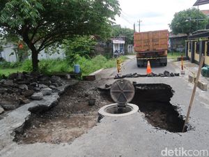 Potret Jalan Berlubang Gede Banget di Bantul Bikin Pemotor Terperosok