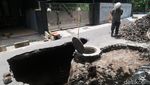 Potret Jalan Berlubang Gede Banget di Bantul Bikin Pemotor Terperosok
