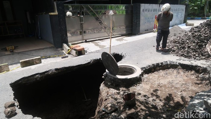 Jalan berlubang di Jalan Ateka Timur, Pedukuhan Tanjung, Kalurahan Bangunharjo, Kabupaten Bantul, yang bikin pemotor terperosok, Sabtu (4/3/2023).
