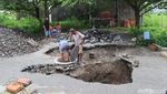 Potret Jalan Berlubang Gede Banget di Bantul Bikin Pemotor Terperosok