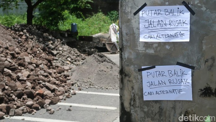 Jalan berlubang di Jalan Ateka Timur, Pedukuhan Tanjung, Kalurahan Bangunharjo, Kabupaten Bantul, yang bikin pemotor terperosok, Sabtu (4/3/2023).