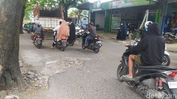 Jalan rusak di Jalan Antang Raya, Makassar.